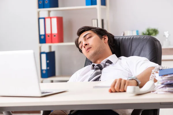 Junger Gutaussehender Geschäftsmann Arbeitet Büro — Stockfoto