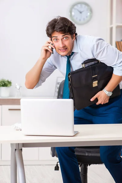 Funcionário ocupado sobrecarregado com muita papelada e trabalho — Fotografia de Stock