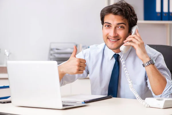 Unga callcenter operatör talar i telefon — Stockfoto