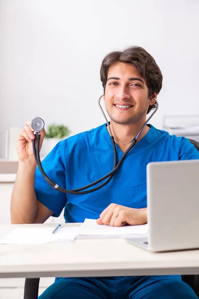 Junger Arzt arbeitet im Krankenhaus — Stockfoto