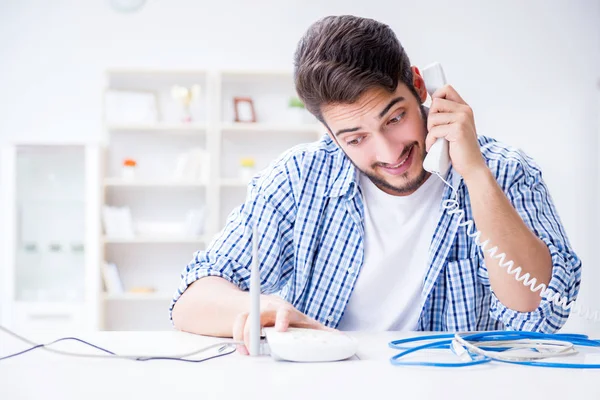 Mann genießt schnelle Internetverbindung — Stockfoto