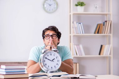 Genç yakışıklı öğrenci okul sınavlarına hazırlanıyor.