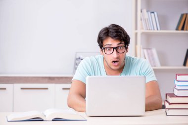 Tele-öğrenim konsepti genç öğrencisi
