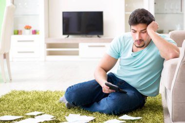 Genç adam kişisel finans ve faturalarla boğuşuyor.