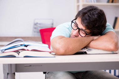 Genç yakışıklı öğrenci okul sınavlarına hazırlanıyor.