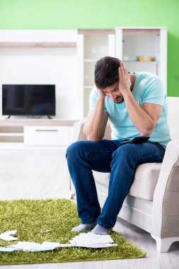 Genç adam kişisel finans ve faturalarla boğuşuyor.