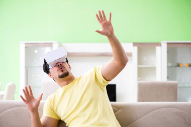 Sanal gerçeklik gözlüklü genç adam.