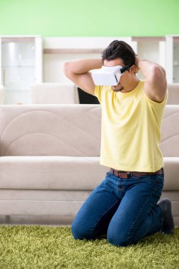 Sanal gerçeklik gözlüklü genç adam.