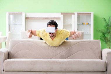 Sanal gerçeklik gözlüklü genç adam.