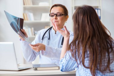 Kadın doktor radyolojisti düzenli kontrol için ziyaret ediyor.