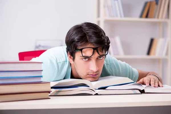 Jovem estudante bonito se preparando para exames escolares — Fotografia de Stock