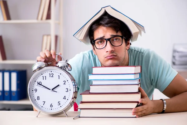 Jovem estudante bonito se preparando para exames escolares — Fotografia de Stock