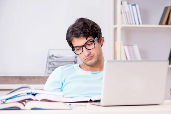 Joven estudiante en concepto de tele-aprendizaje — Foto de Stock