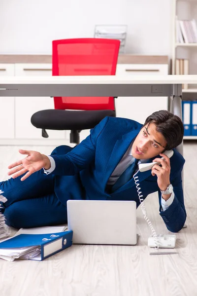 Fáradt, kimerült üzletember túlórázik az irodában. — Stock Fotó