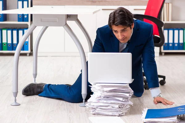 Cansado hombre de negocios agotado trabajando horas extras en la oficina —  Fotos de Stock