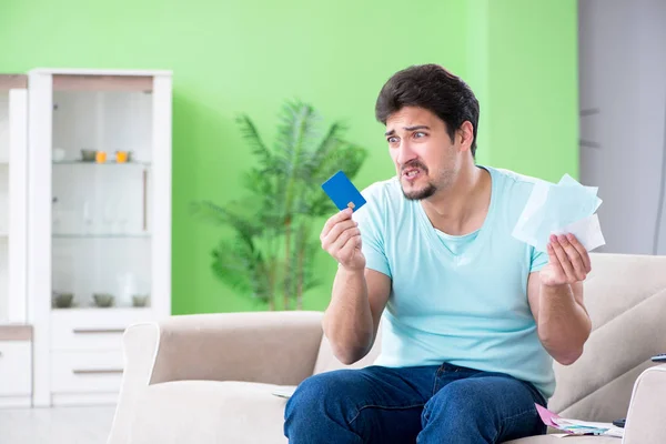 Jonge man worstelt met persoonlijke financiën en rekeningen — Stockfoto