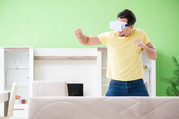 Jeune homme avec lunettes de réalité virtuelle — Photo