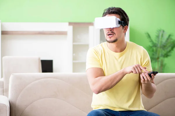 Jongeman met virtual reality bril — Stockfoto
