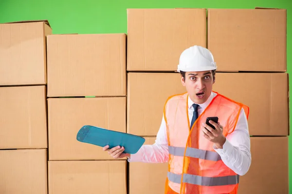 Man entreprenör arbetar i låda leverans omlokalisering tjänst — Stockfoto