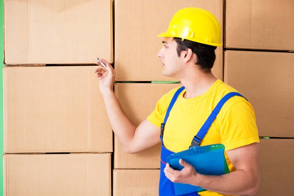 Hombre contratista trabajando con cajas de entrega — Foto de Stock