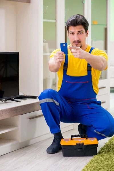 Hombre servicio profesional reparación de tv en casa — Foto de Stock