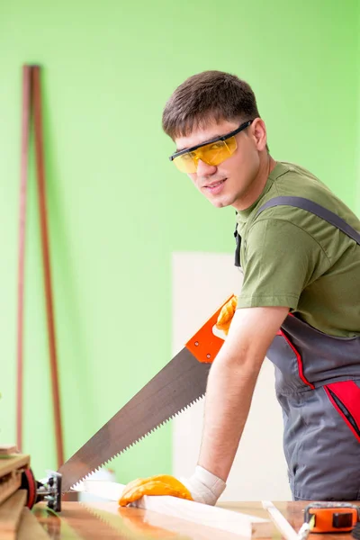 Jovem carpinteiro trabalhando em oficina — Fotografia de Stock