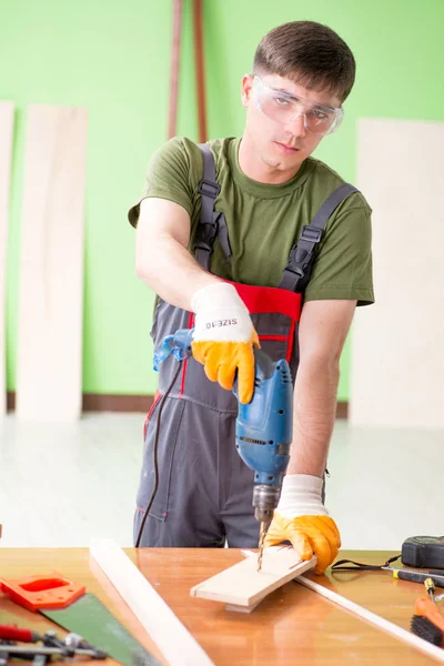 Jongeman timmerman werkt in werkplaats — Stockfoto