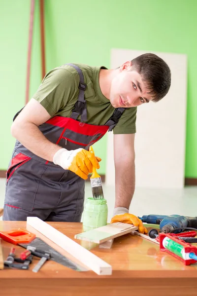 Joven carpintero trabajando en taller — Foto de Stock