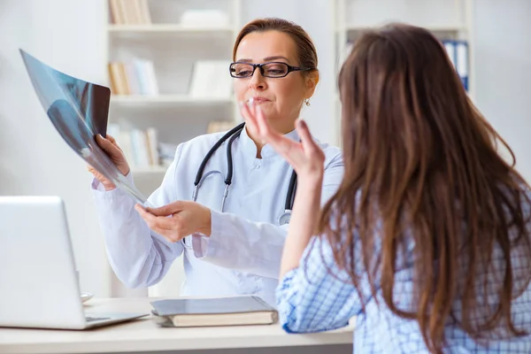 정기 검진을 받기 위해 의사를 방문하는 여성 — 스톡 사진