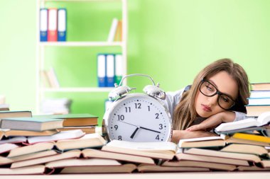 Sınavlara zamanında hazırlanan genç kız öğrenci.