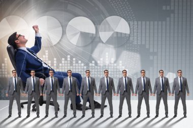 Patron çalışanı, çalışanlarını iş konseptinde manipüle ediyor.