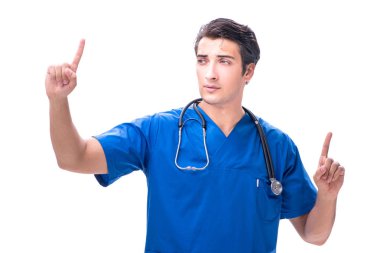 Genç erkek doktor beyaz düğmelere basıyor.