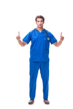 Genç erkek doktor beyaz düğmelere basıyor.