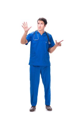 Genç erkek doktor beyaz düğmelere basıyor.