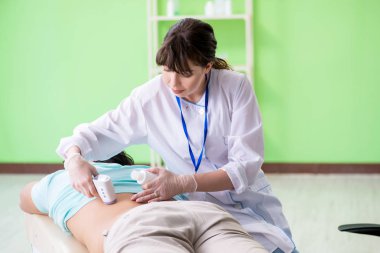 Genç adam ultrason prosedürü için radyolojisti ziyaret ediyor. 