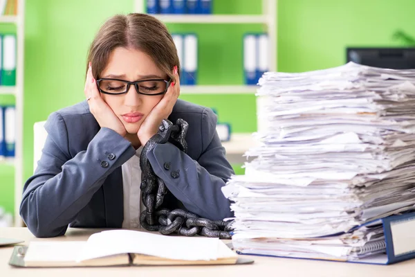 Junge Mitarbeiterin mit laufendem Papierkrieg beschäftigt — Stockfoto