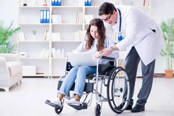 Tekerlekli sandalyedeki hasta düzenli kontrol için doktoru ziyaret ediyor. — Stok fotoğraf