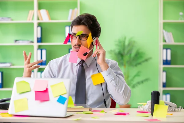 Jonge helpdesk operator werkt in functie met veel tegenstrijdige — Stockfoto