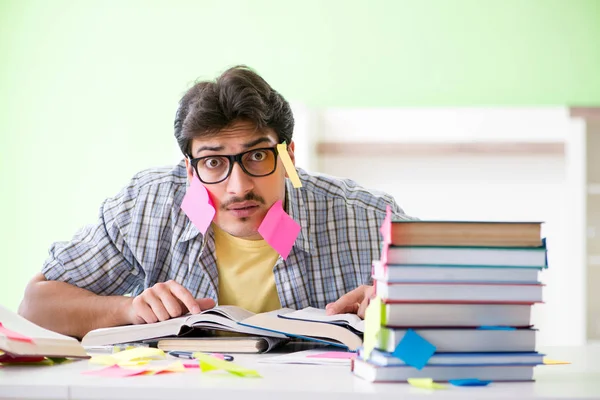 Student bereitet sich auf Uni-Prüfungen mit vielen Widersprüchen vor — Stockfoto