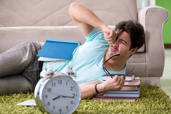 Student bereitet sich zu Hause rechtzeitig auf Uni-Prüfungen vor — Stockfoto