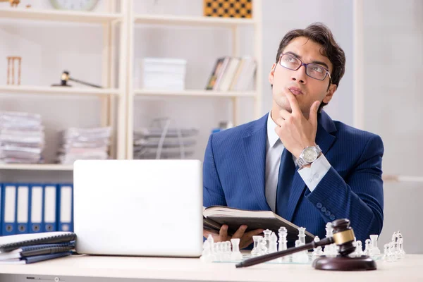 Joven abogado jugando ajedrez para entrenar su estrategia de corte y tacti — Foto de Stock