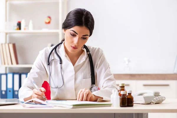 Hastanede çalışan kadın doktor. — Stok fotoğraf