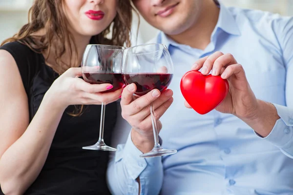 Frau und Mann im romantischen Konzept — Stockfoto