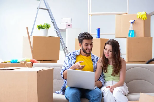 Genç bir aile eve taşınmayı tartışıyor.