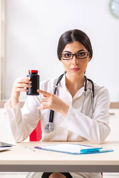 Γυναίκα γιατρός με μπουκάλι φάρμακα — Φωτογραφία Αρχείου