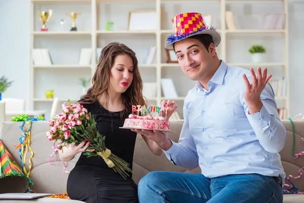 Pareja joven celebrando cumpleaños con pastel —  Fotos de Stock