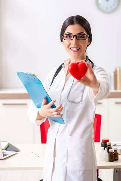 Joven doctor en concepto de cuidado del corazón —  Fotos de Stock