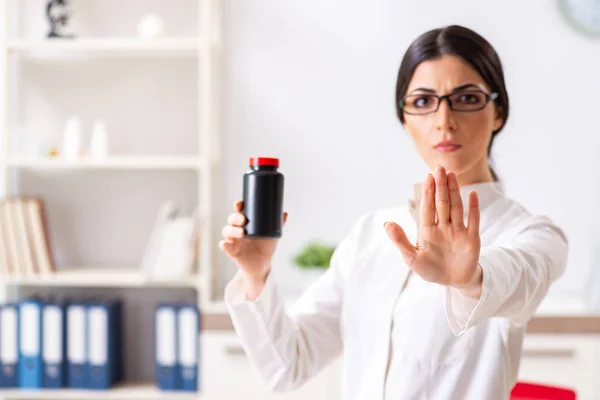 Femme médecin avec bouteille de médicaments — Photo