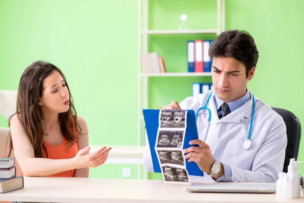 Donna incinta visita ginecologo maschile presso la clinica — Foto Stock