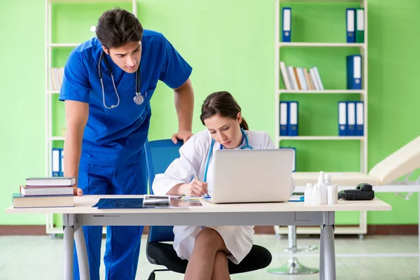 Mujer y hombre médicos radiólogos que trabajan en la clínica — Foto de Stock